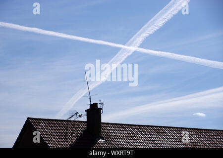 Saltire im Himmel von Chemtrails Kreuzen erstellt Stockfoto