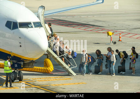 Neapel, Italien - AUGUST 2019: Fluggäste eine Ryanair Boeing 737 Jet am Flughafen Neapel Stockfoto