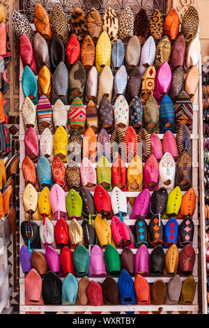 Babouches für den Verkauf in den Souks von Marrakesch, Marokko, Maghreb, Nordafrika Stockfoto