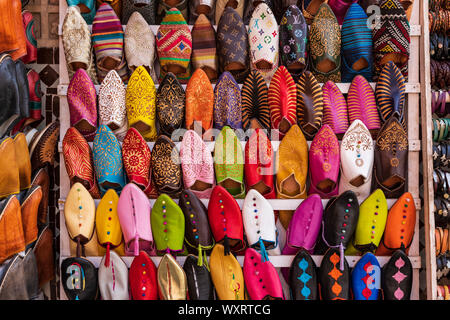 Babouches für den Verkauf in den Souks von Marrakesch, Marokko, Maghreb, Nordafrika Stockfoto