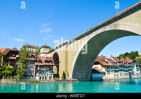 Erstaunlich Brückenbau über Türkis Aare in Bern, Schweiz. Im Sommer in der Hauptstadt der Schweiz fotografiert. Historischen Zentrum entlang der blauen Fluss. Touristische Orte. Stockfoto