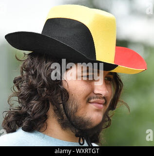 Moline, Iowa, USA. 15 Sep, 2019. Shelby Bos, der Geneseo, Sport ein in Belgien themed hat während der 7. jährlichen Belgischen Fest am Stephens Park Sonntag, 15. September 2019, in Moline. Credit: Meg Mclaughlin/Mmclaughlin@Qconl/Viererkabel - Zeiten/ZUMA Draht/Alamy leben Nachrichten Stockfoto