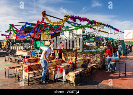 Essensstände in Jamaa El-Fnaa Platz Marrakesch, Marokko, Maghreb, Nordafrika eingestellt Stockfoto