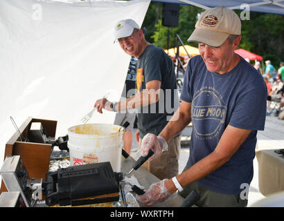 Moline, Iowa, USA. 15 Sep, 2019. Steve Slininger, von Silvis, macht Waffeln während der 7. jährlichen Belgischen Fest am Stephens Park Sonntag, 15. September 2019, in Moline. Credit: Meg Mclaughlin/Mmclaughlin@Qconl/Viererkabel - Zeiten/ZUMA Draht/Alamy leben Nachrichten Stockfoto
