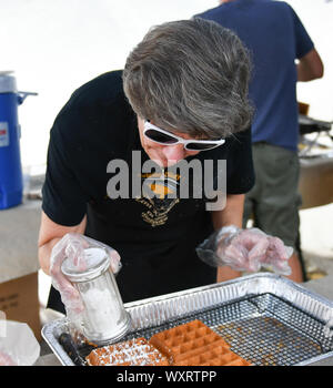 Moline, Iowa, USA. 15 Sep, 2019. Sandy Coopman shakes Puderzucker auf die Waffeln während der 7. jährlichen Belgischen Fest am Stephens Park Sonntag, 15. September 2019, in Moline. Credit: Meg Mclaughlin/Mmclaughlin@Qconl/Viererkabel - Zeiten/ZUMA Draht/Alamy leben Nachrichten Stockfoto