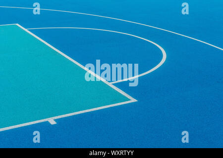 Zusammenfassung, blau Hintergrund der neu gemachten Baskettballplatz draußen. Sichtbar asphalt Textur, frisch gemalten Linien Stockfoto