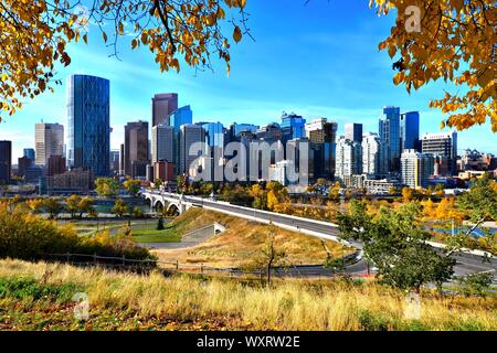 Skyline der Stadt Calgary, Alberta im Herbst Stockfoto