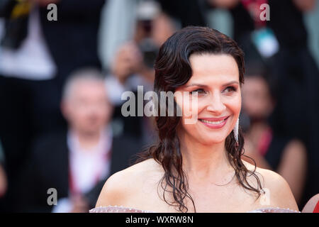 Juliette Binoche und Catherine Deneuve beachtet bei 76° Mostra dell'Arte Cinematografica di Venezia Stockfoto