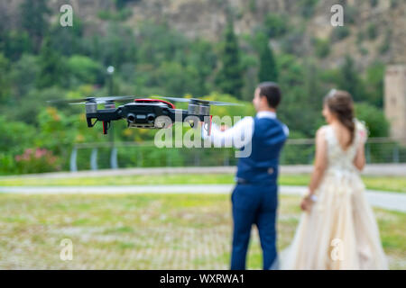 Schweben drone Shooting junges Paar auf ihrer Hochzeit in der Natur. Feier. Stockfoto