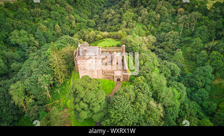 Alte Burg inmitten der grünen Bäume und Hügel auf bewölkten Tag im malerischen Natur Stockfoto