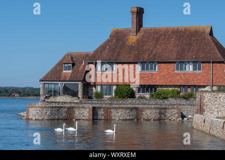 Typische West Sussex Haus am Rande des Wassers in den malerischen Hafen Dorf Bosham, Chichester Harbour, West Sussex, England, Großbritannien Stockfoto