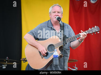 Moline, Iowa, USA. 15 Sep, 2019. Grauer Wolf führt während der 7. jährlichen Belgischen Fest am Stephens Park Sonntag, 15. September 2019, in Moline. Credit: Meg Mclaughlin/Mmclaughlin@Qconl/Viererkabel - Zeiten/ZUMA Draht/Alamy leben Nachrichten Stockfoto