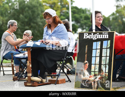 Moline, Iowa, USA. 15 Sep, 2019. Marlene 'Gelude' Shattuck, macht Belgien Klöppelspitze während der 7. jährlichen Belgischen Fest am Stephens Park Sonntag, 15. September 2019, in Moline. Credit: Meg Mclaughlin/Mmclaughlin@Qconl/Viererkabel - Zeiten/ZUMA Draht/Alamy leben Nachrichten Stockfoto