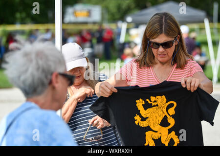 Moline, Iowa, USA. 15 Sep, 2019. Anna Liebe, der Oconomowoc, blickt auf ein t-shirt während der 7. jährlichen Belgischen Fest am Stephens Park Sonntag, 15. September 2019, in Moline zu erwerben. Credit: Meg Mclaughlin/Mmclaughlin@Qconl/Viererkabel - Zeiten/ZUMA Draht/Alamy leben Nachrichten Stockfoto