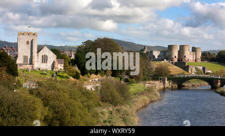 Fluss Clwyd mit St Mary's Church & Rhuddlan Castle (Castelle Rhuddlan) erreichbar. Das Schloss wurde von Edward 1 im Jahre 1277 nach der Walisischen Krieg Stockfoto