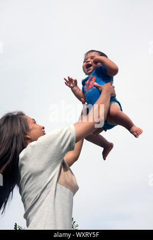 Junge Mutter mit baby boy Stockfoto