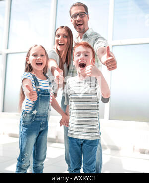 Glückliche Familie mit Daumen hoch Stockfoto