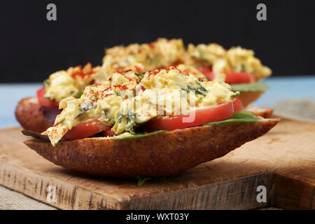 Nahaufnahme der Köstlichen offenes Gesicht Eiersalat-sandwiche mit Tomaten und Kopfsalat. Stockfoto