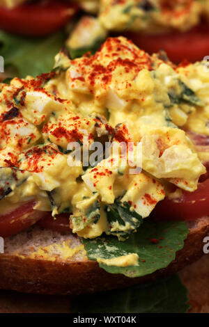 Nahaufnahme der Köstlichen offenes Gesicht Eiersalat-sandwiche mit Tomaten und Kopfsalat. Stockfoto