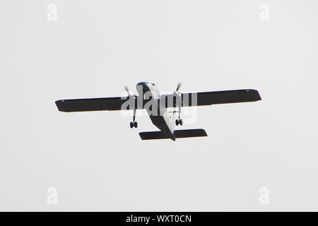 ZH004, ein britten-norman Defender T3 von der Army Air Corps betrieben, am Internationalen Flughafen Prestwick, Ayrshire. Stockfoto