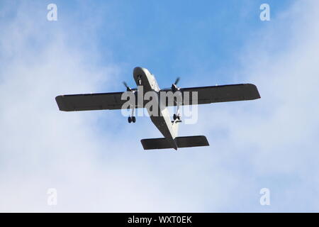 ZH004, ein britten-norman Defender T3 von der Army Air Corps betrieben, am Internationalen Flughafen Prestwick, Ayrshire. Stockfoto