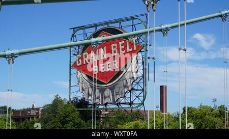 Vintage Korn Gürtel Bier Schild auf Nicollet Island hinter der Hennepin Avenue Bridge auf dem Mississippi, Minneapolis, Minnesota, USA Stockfoto