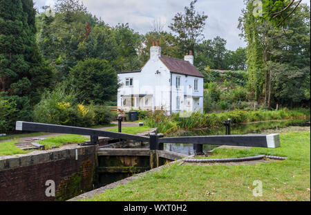 Der alte Schleusenwärter Cottage und pound Schloss an den Ufern der Basingstoke Canal in Brookwood, Woking, Surrey, Südosten, England, Grossbritannien Stockfoto