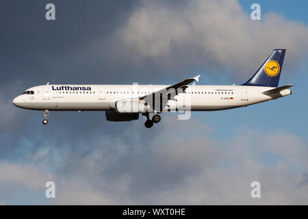 FRANKFURT/Deutschland - vom 6. Dezember 2012: Lufthansa Airbus A321 D-AIDK Passagierflugzeug landen am Flughafen Frankfurt Stockfoto