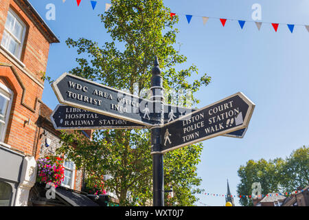 Wegweiser in Marlow, einer Stadt an der Themse im Bezirk Wycombe Buckinghamshire, Südost England, zeigen Sie auf lokale Orte von Interesse Stockfoto