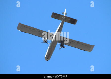 ZH004, ein britten-norman Defender T3 von der Army Air Corps betrieben, am Internationalen Flughafen Prestwick, Ayrshire. Stockfoto