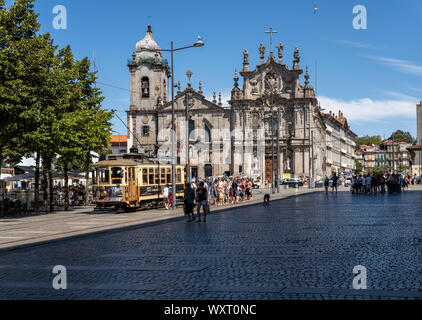 Touristen besuchen die Kirche von Carmo und Karmeliten in Porto Stockfoto