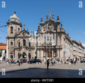 Touristen besuchen die Kirche von Carmo und Karmeliten in Porto Stockfoto