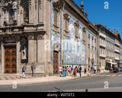 Touristen besuchen die Kirche von Carmo und Karmeliten in Porto Stockfoto