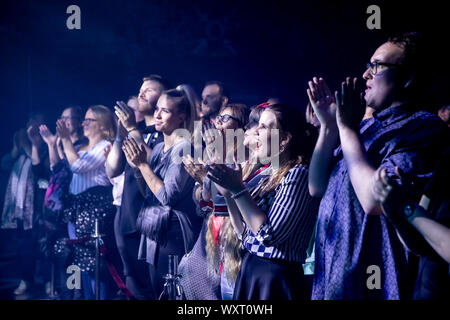 Berlin, Deutschland. 17 Sep, 2019. Zuschauer verfolgen ein Konzert von Jeanette Biedermann im Kesselhaus in der Kulturbrauerei. Das Album 'DNA' wird am 20. September 2019 freigegeben werden. Credit: Christoph Soeder/dpa/Alamy leben Nachrichten Stockfoto