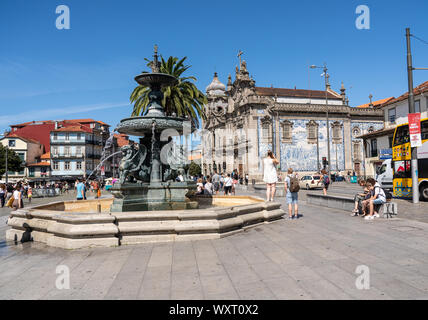 Touristen besuchen die Kirche von Carmo und Karmeliten in Porto Stockfoto