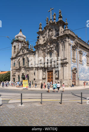 Touristen besuchen die Kirche von Carmo und Karmeliten in Porto Stockfoto