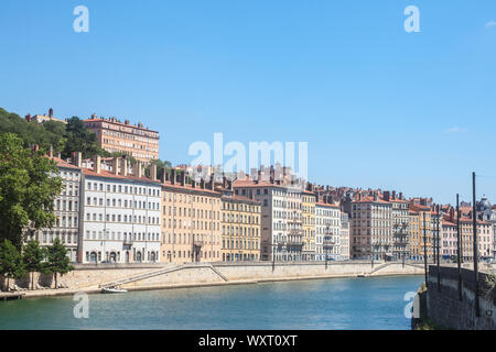 Panorama der Saone Fluss und die Quais de Saone Ufer und Fluss im Stadtzentrum von Lyon, mit einem Schwerpunkt auf den alten Fassaden der Pre Stockfoto