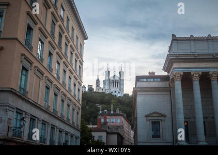 LYON, Frankreich - 13. JULI 2019: Basilique Notre Dame De Fourviere Basilica Kirche in Lyon, Frankreich, von historischen Gebäuden der Fourviere Hil umgeben Stockfoto