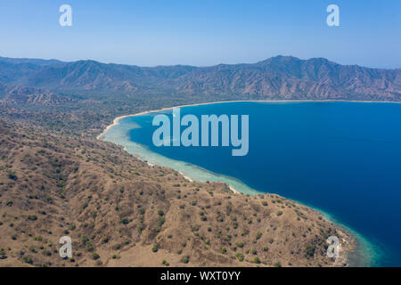 Luftaufnahme Insel leben oder typischen Fischerdorf namens Komodo Village im Komodo Nationalpark, Nusa Tenggara, Indonesien. Stockfoto