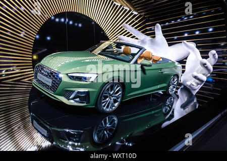 FRANKFURT - 15.September 2019: Neuer Audi A5 40 TDI quattro Cabriolet Auto in grün metallic - Facelift für Luxus Cabrio auf der IAA 2019 in Frankfurt präsentiert Moto Stockfoto