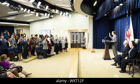 Washington, DC, USA. 17 Sep, 2019. September 17, 2019 - Washington, DC, USA: DANIEL RENAUD, Associate Director, Field Operations Direktion, uns für Staatsbürgerschaft und Immigration Services, Verwaltung der Treueid an einer Einbürgerung Zeremonie im Süden Gericht Auditorium im Weißen Haus das Eisenhower Executive Office Building. Vice President MIKE PENCE sitzt auf der rechten Seite. Quelle: Michael Brochstein/ZUMA Draht/Alamy leben Nachrichten Stockfoto