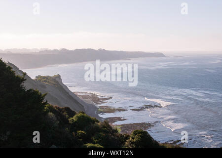 Am frühen Morgen Blick auf steilen Klippen mit Blick auf den Pazifischen Ozean Stockfoto