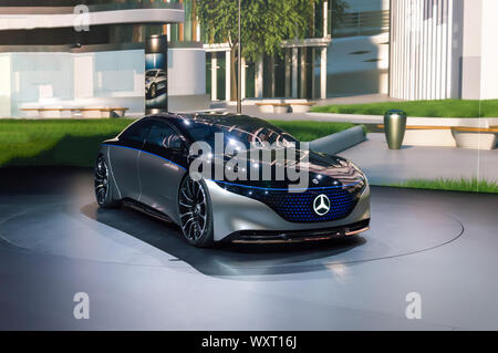 FRANKFURT - Sep 15, 2019: Silber Mercedes-Benz Vision EQS-Premiere von Voll elektrische Luxus Concept Car mit futuristischen Design auf der IAA 2019 Internati Stockfoto