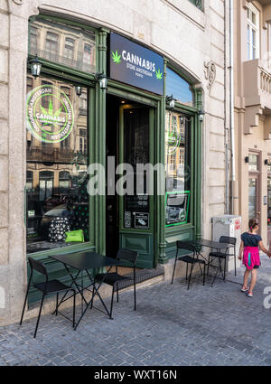 Eingang zum Cannabis store in der Innenstadt von Porto Stockfoto