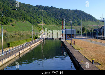 Eingabe ein Schloss an der Mosel in Deutschland Stockfoto