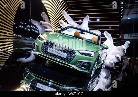 FRANKFURT - 15.September 2019: Neuer Audi A5 40 TDI quattro Cabriolet Auto in grün metallic - Facelift für Luxus Cabrio auf der IAA 2019 in Frankfurt präsentiert Moto Stockfoto