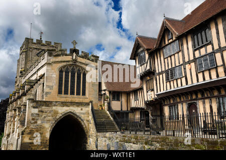 Krumme Lord Leycester Hospital Gebäude für Ex-Soldaten an der West Gate mit 12. Jahrhundert Kapelle von St. James an der High Street Warwick England Stockfoto