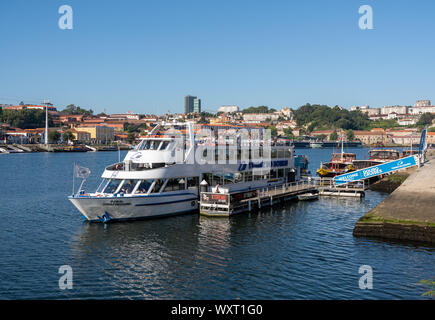 Fähren und Ausflugsboote angedockt neben Bairro da Ribeira Stockfoto