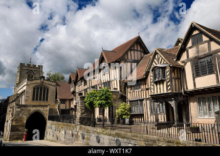 Krumme mittelalterlichen Tudor Häuser von Lord Leycester Hospital in 12. Jahrhundert Kapelle des Hl. Jakobus über die West Gate an der High Street Warwick England Stockfoto