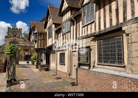 Mittelalterlichen Hof Architektur von schiefen Lord Leycester Hospital Gebäude für Ex-Soldaten an der West Gate an der High Street Warwick England Stockfoto